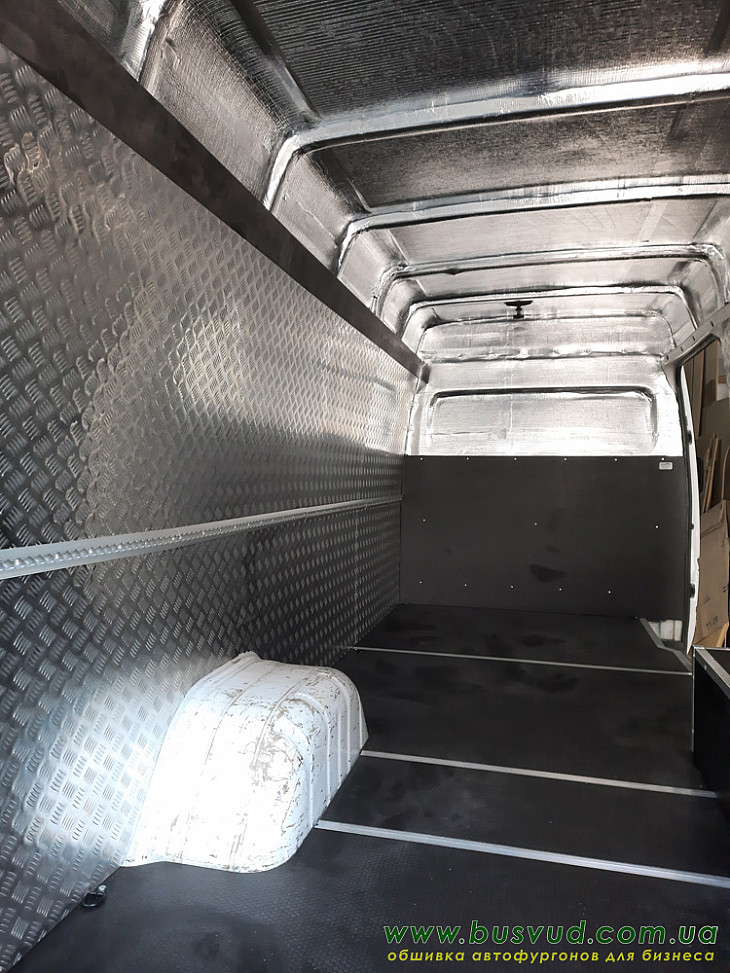 Mercedes-Benz Sprinter L4 обшивка грузового отсека аллюминием профессионально