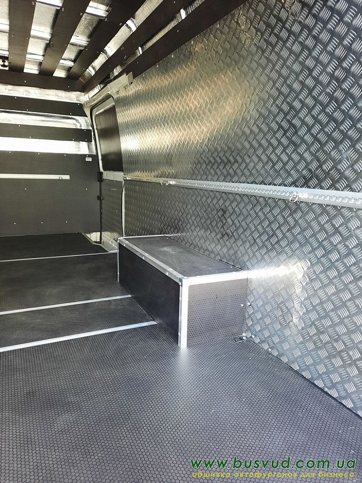 Mercedes-Benz Sprinter L4 обшивка грузового отсека алюминием